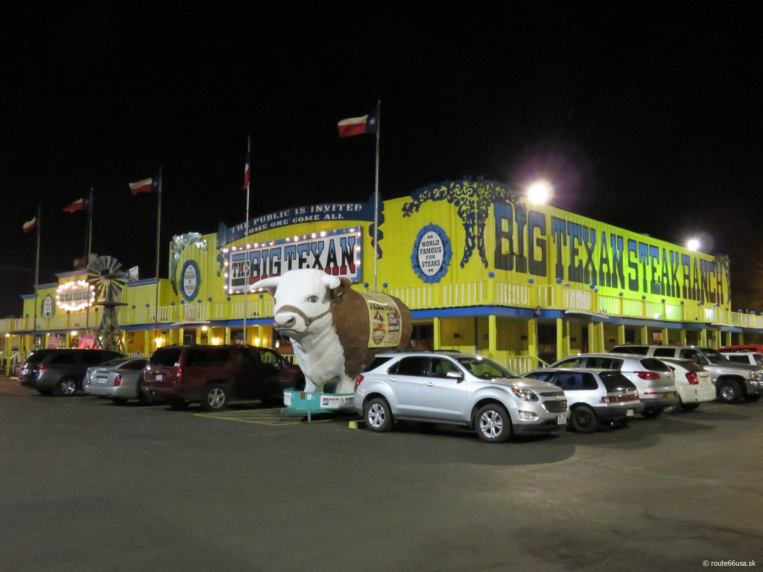 Big Texan Steak Ranch na Route 66 v Amarille, Texas, známy svojou 72-uncovou steakovou výzvou a westernovou atmosférou