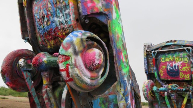 Cadillac Ranch, Amarillo, TX | Zdroj: route66usa.sk Cadillac Ranch na Route 66 v Texase - kultová inštalácia so zapichnutými autami