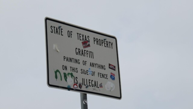 Vstupná tabuľa do Cadillac Ranch v Texase | Zdroj: route66usa.sk Tabuľa pri vstupe do Cadillac Ranch. Obsahuje pravidlá pre návštevníkov tejto ikonickej pamiatky na Route 66.