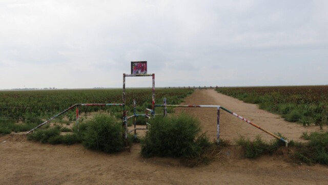 Hlavný vchod do Cadillac Ranch v Texase | Zdroj: route66usa.sk Vstupná brána do Cadillac Ranch v Amarillo, Texas. Vstup k ikonickej pamiatke na Route 66 s polozakopanými autami.