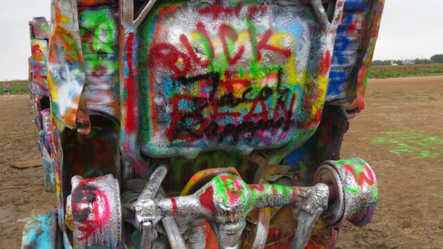 Cadillac v piesku na Cadillac Ranch | Zdroj: route66usa.sk Polozakopaný Cadillac v piesku na Cadillac Ranch v Amarillo, Texas, ikonickej zastávke známej farebnými autami v piesku