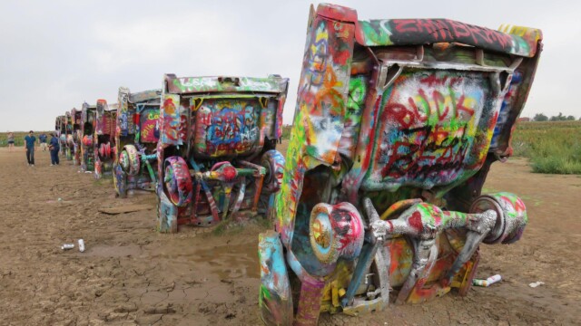 Farebné autá zakopané v piesku | Zdroj: route66usa.sk Farebné autá značky Cadillac zakopané v piesku na Cadillac Ranch v Amarillo, Texas