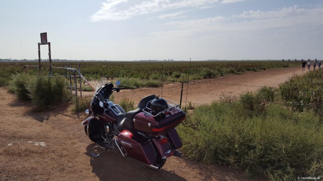 Brána do Cadillac Ranch s Harley-Davidson | Zdroj: route66usa.sk Vstupná brána do Cadillac Ranch so zaparkovanou motorkou Harley Davidson, ikonickým symbolom Route 66