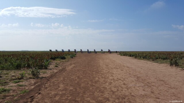 Cesta vedúca k Cadillac Ranch v Texase | Zdroj: route66usa.sk Prašná prístupová cesta vedúca k Cadillac Ranch v Amarillo, Texas, ikonickej inštalácii s polozakopanými autami v piesku