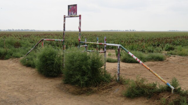 Hlavný vchod do Cadillac Ranch v Texase | Zdroj: route66usa.sk Vstupná brána do Cadillac Ranch v Amarillo, Texas. Vstup k ikonickej pamiatke na Route 66 s polozakopanými autami.