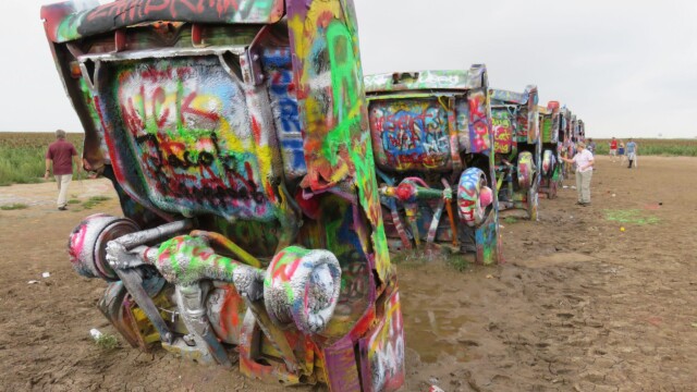 Farebné autá zakopané v piesku | Zdroj: route66usa.sk Farebné autá značky Cadillac zakopané v piesku na Cadillac Ranch v Amarillo, Texas