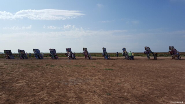 10 zakopaných Cadillacov na Route 66 v Texase | Zdroj: route66usa.sk 10 zakopaných Cadillacov v piesku na Route 66 v Texase