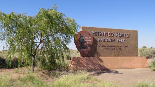 Uvítacia tabula pri vstupe do Národného parku Petrified Forest vítajúca návštevníkov