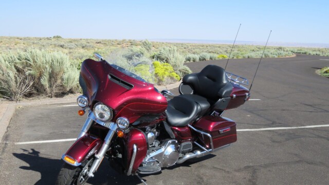 Harley Davidson odparkovaný pri panoramatickej vyhliadke v Národnom parku Petrified Forest