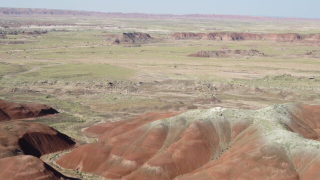 Púštne okolie Národného parku Petrified Forest s kamenistým terénom