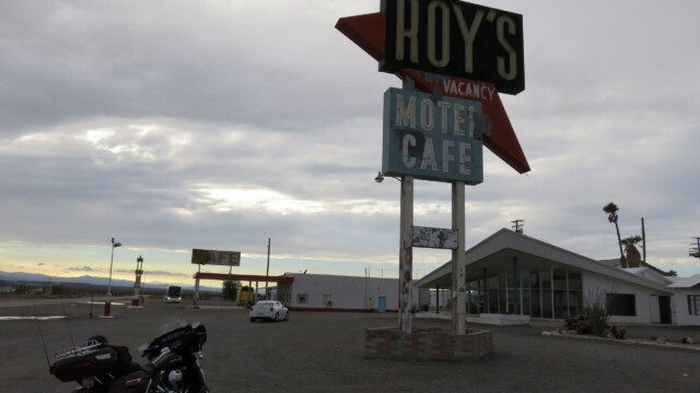 Svetelná tabuľa Roys Motel & Cafe na Route 66, ktorá vítala cestovateľov po dlhé roky.