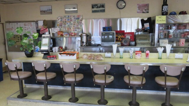 Barový stôl vo vnútri Roys Motel Cafe na ceste Route 66