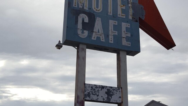 Detail svetelnej tabule pred Roys Motel Cafe na Route 66