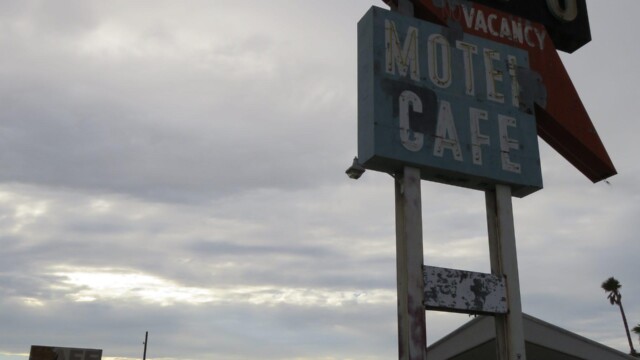 Detail svetelnej tabule pred Roys Motel Cafe na Route 66