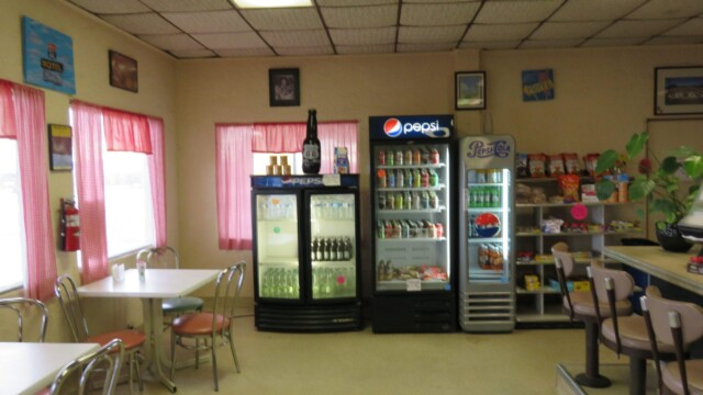 Interiér čerpacej stanice Roys Motel Cafe, typický pre Route 66