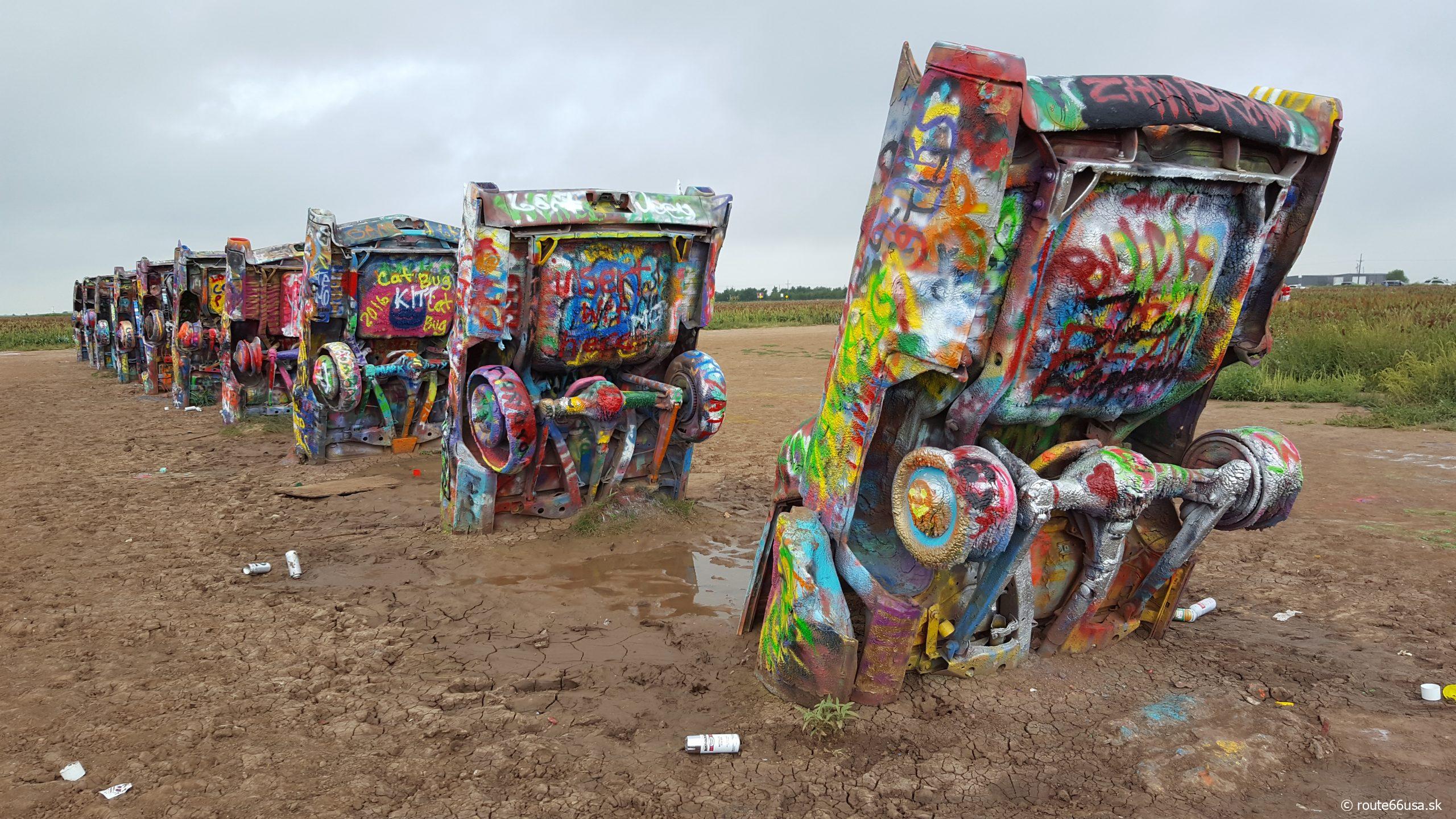 Cadillac Ranch na Route 66 v Texase - legendárna inštalácia s autami v zemi