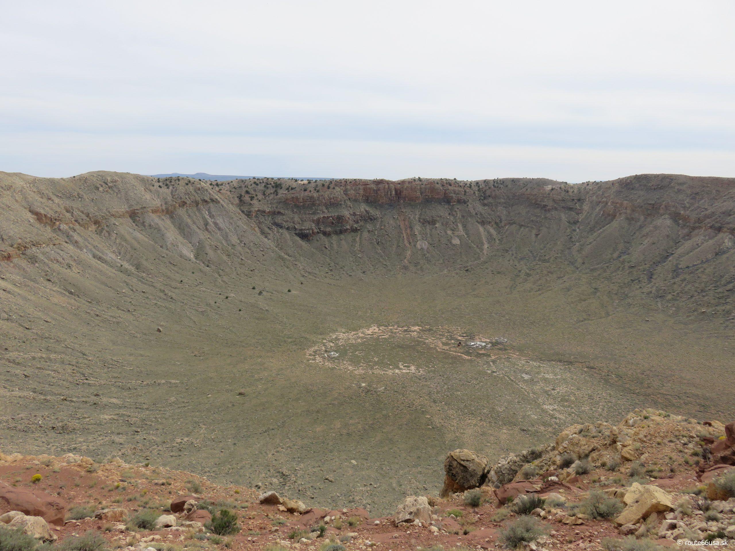 Pohľad na kráter Meteor Crater v Arizone s bielym nebom a širokou panorámou