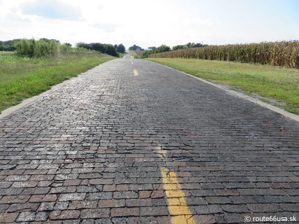 Historická originálna tehlová cesta Route 66 v Auburne, Illinois
