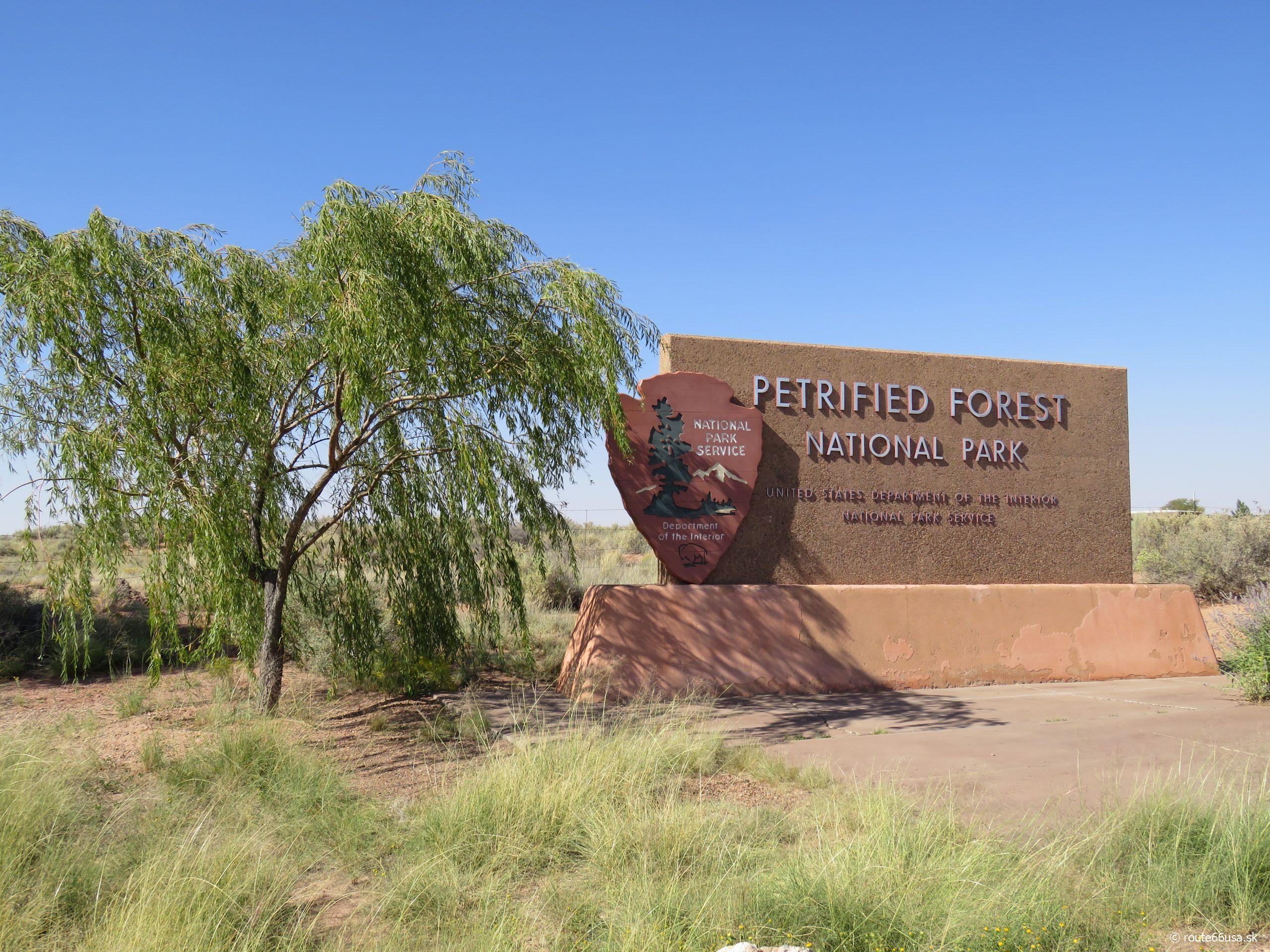 Uvítacia tabula pri vstupe do Národného parku Petrified Forest vítajúca návštevníkov