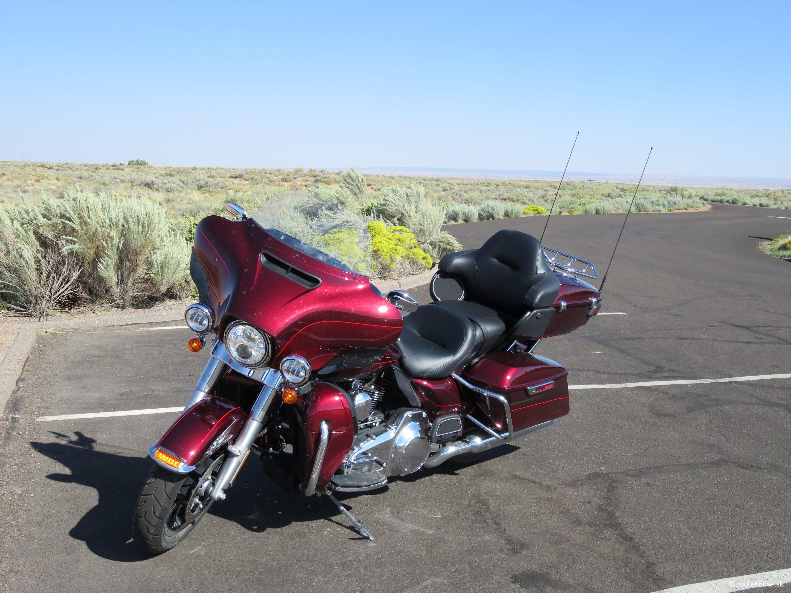 Harley Davidson odparkovaný pri panoramatickej vyhliadke v Národnom parku Petrified Forest