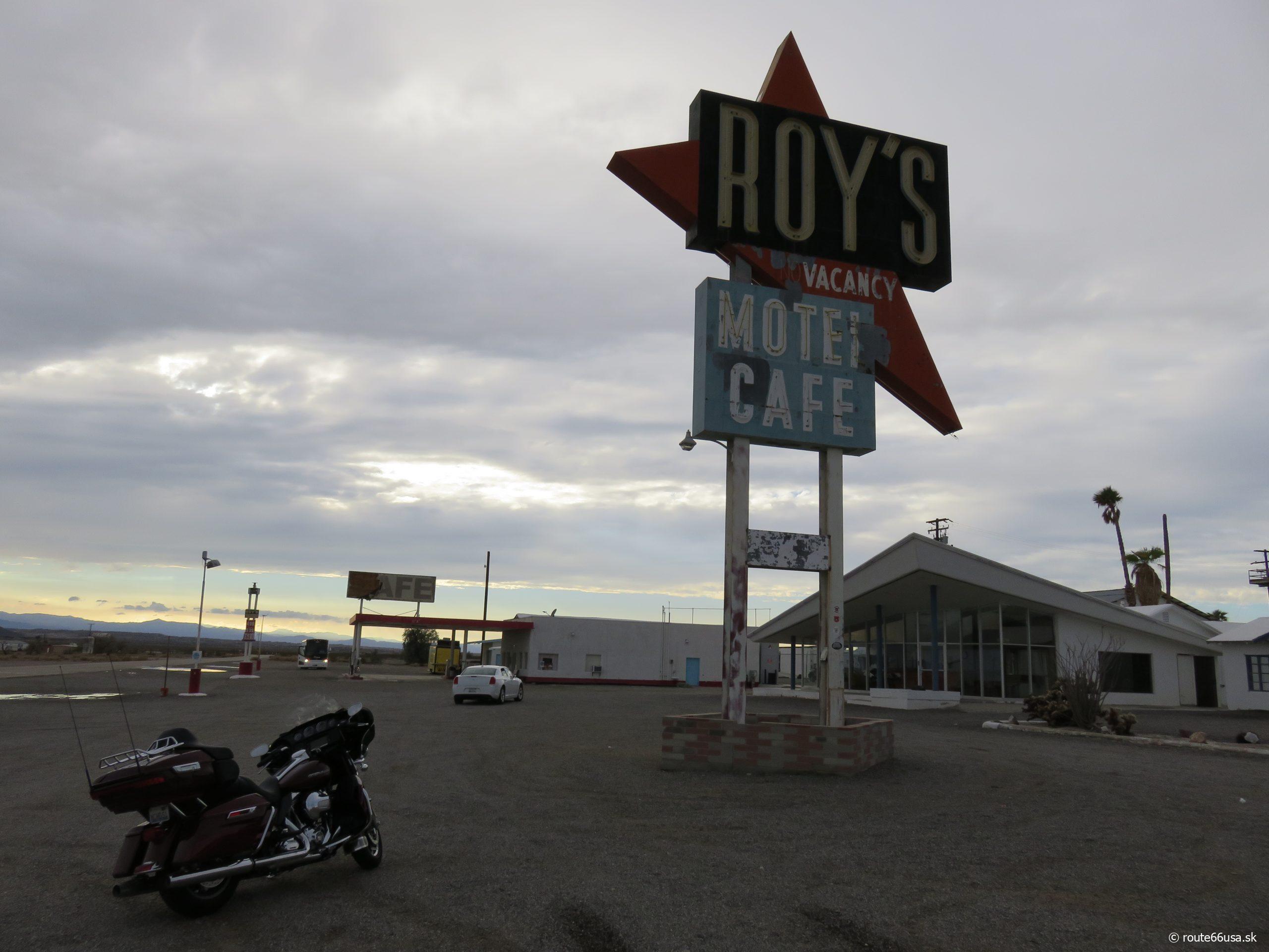 Svetelná tabuľa Roys Motel & Cafe na Route 66, ktorá vítala cestovateľov po dlhé roky.